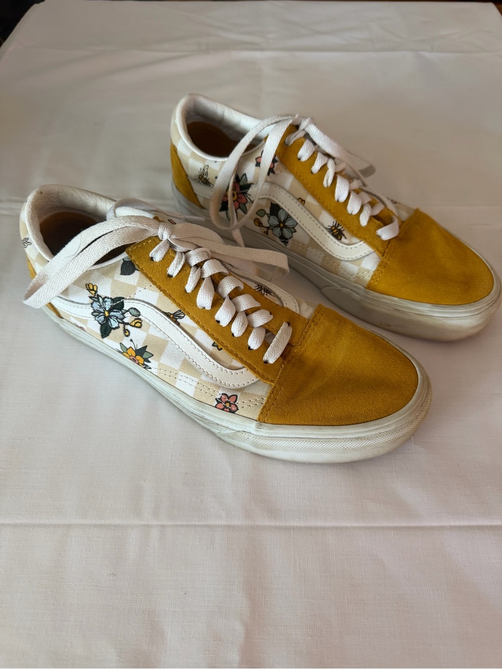 Vans Old Skool Floral Bee Sneakers in Mustard and White - Picture 2 of 5